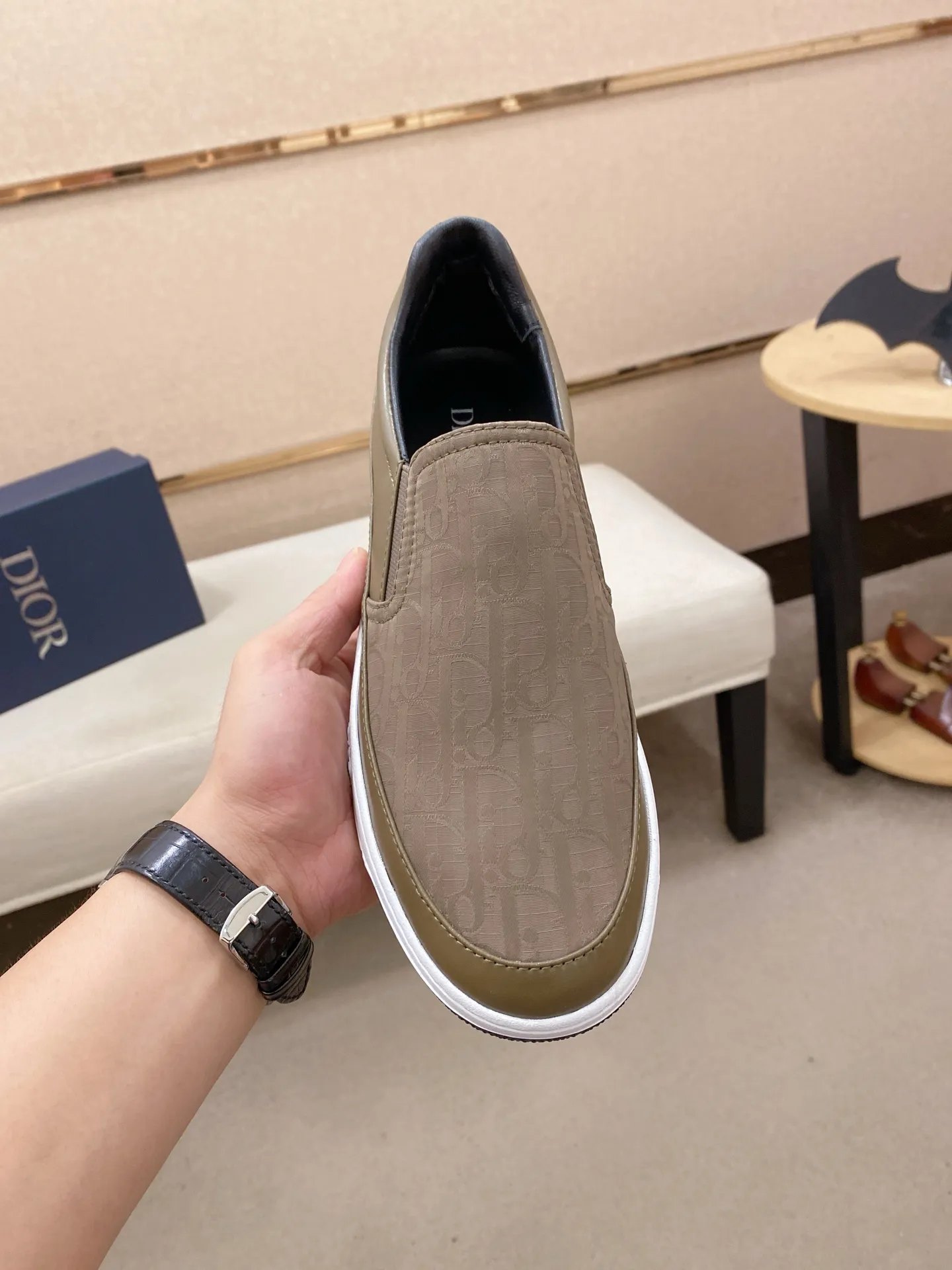 Men's shoes💰 400💰🇮🇹🇮🇹Dior d The new models are on sale at the same time at the counter. The uppers are imported from Italy, and the linings are all imported sheepskin. They are completely 1⃣️ to 1⃣️ replicas 🇮🇹💪💪, ⚠shoes Bottoms: Original soles are specially provided by the original factory. The exclusive movable molded soles are super comfortable. ⚠Original factory goods, 🔍🔍high quality. You can enter and leave the counter at will. Welcome to compare⚠. Code number:38-44